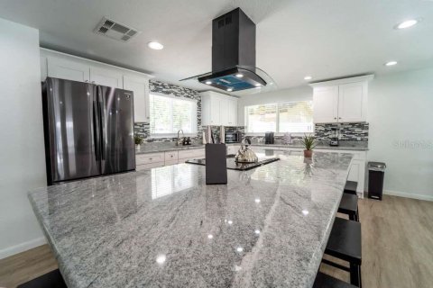 Villa ou maison à vendre à Zephyrhills, Floride: 4 chambres, 179.12 m2 № 2129216 - photo 12