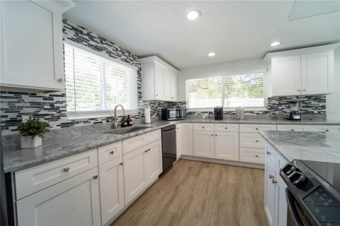 Villa ou maison à vendre à Zephyrhills, Floride: 4 chambres, 179.12 m2 № 2129216 - photo 14