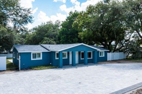 House in Zephyrhills, Florida 4 bedrooms, 179.12 sq.m. № 2129216