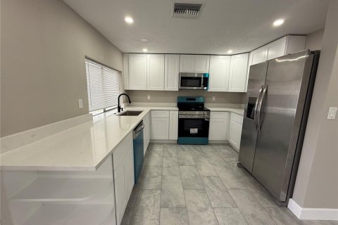 House in Holiday, Florida 2 bedrooms, 105.35 sq.m. № 2237260 - photo 5