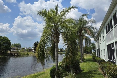Condominio en North Port, Florida, 2 dormitorios № 2150832