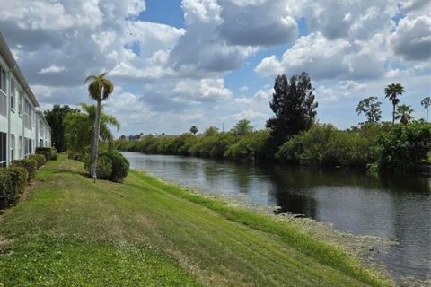 Condo in North Port, Florida, 2 bedrooms № 2150832 - photo 4