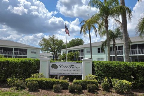 Condo in North Port, Florida, 2 bedrooms № 2150832 - photo 3