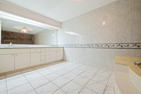 Townhouse in Miami Lakes, Florida 4 bedrooms, 203.46 sq.m. № 1711160 - photo 19