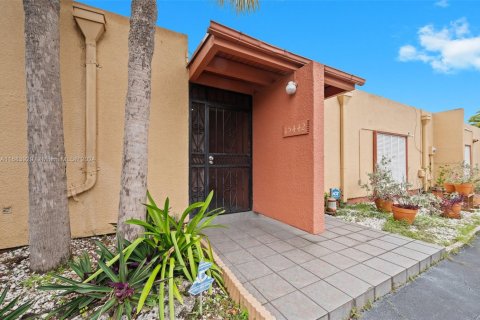 Townhouse in Miami Lakes, Florida 4 bedrooms, 203.46 sq.m. № 1711160 - photo 2