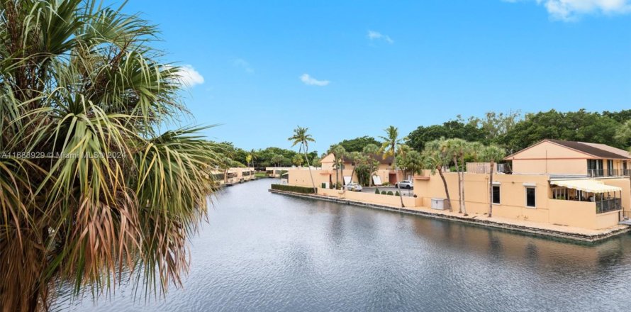 Townhouse in Miami Lakes, Florida 4 bedrooms, 203.46 sq.m. № 1711160
