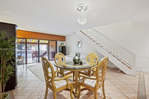 Townhouse in Miami Lakes, Florida 4 bedrooms, 203.46 sq.m. № 1711160 - photo 8