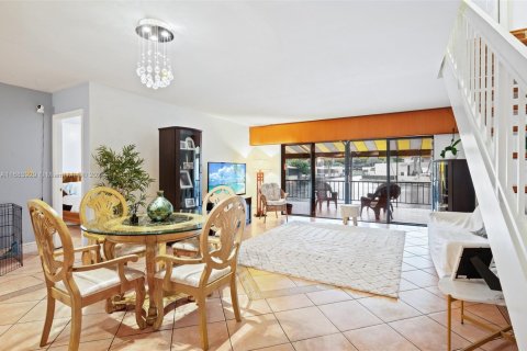 Townhouse in Miami Lakes, Florida 4 bedrooms, 203.46 sq.m. № 1711160 - photo 7