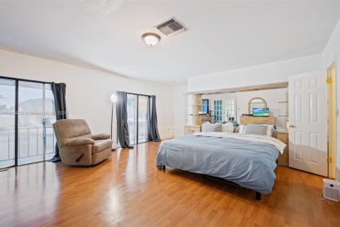 Townhouse in Miami Lakes, Florida 4 bedrooms, 203.46 sq.m. № 1711160 - photo 15