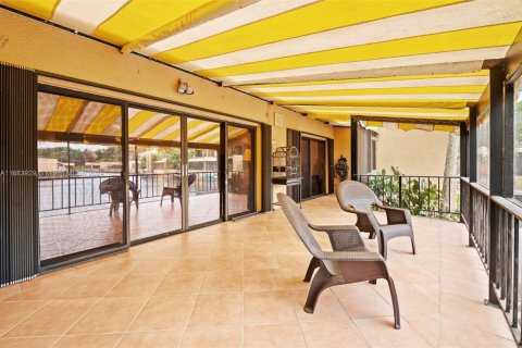 Townhouse in Miami Lakes, Florida 4 bedrooms, 203.46 sq.m. № 1711160 - photo 6