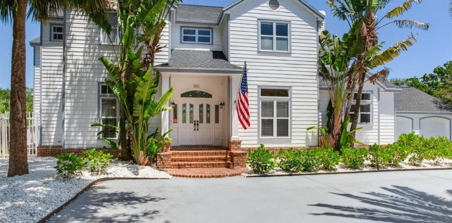 House in Tampa, Florida 4 bedrooms, 337.79 sq.m. № 1746534