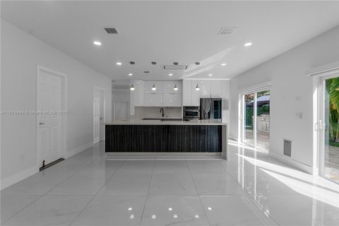 Villa ou maison à louer à Doral, Floride: 4 chambres, 208.94 m2 № 1895565 - photo 12