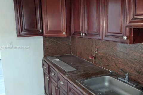 Apartment in Miami, Florida 1 bedroom, 698.72 sq.m. № 1993998 - photo 2