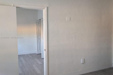 Apartment in Miami, Florida 1 bedroom, 698.72 sq.m. № 1993998 - photo 1