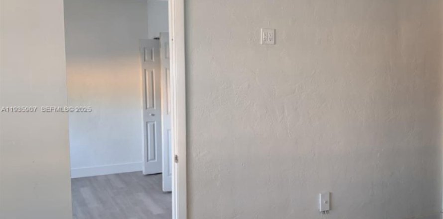 Apartment in Miami, Florida 1 bedroom, 698.72 sq.m. № 1993998