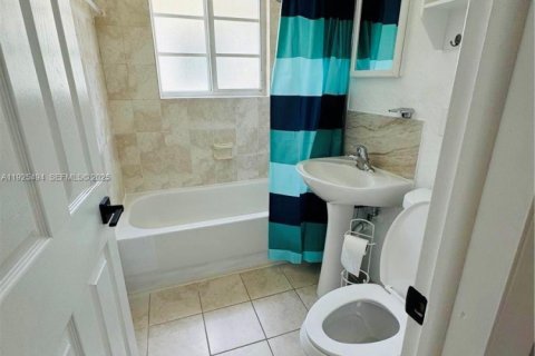 Снять в аренду квартиру в Майами-Бич, Флорида 2 спальни, 81.66м2, № 1984023 - фото 17