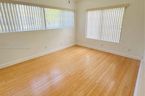 Снять в аренду квартиру в Майами-Бич, Флорида 2 спальни, 81.66м2, № 1984023 - фото 13