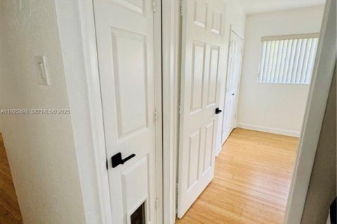 Снять в аренду квартиру в Майами-Бич, Флорида 2 спальни, 81.66м2, № 1984023 - фото 12