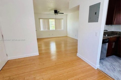 Снять в аренду квартиру в Майами-Бич, Флорида 2 спальни, 81.66м2, № 1984023 - фото 6