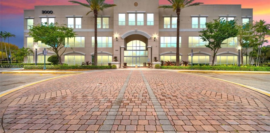 Commercial property in Miramar, Florida № 1864336