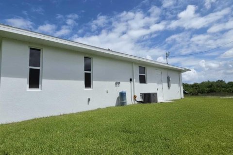 Villa ou maison à vendre à Lehigh Acres, Floride: 3 chambres, 196.67 m2 № 2391968 - photo 27