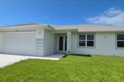 Villa ou maison à vendre à Lehigh Acres, Floride: 3 chambres, 196.67 m2 № 2391968 - photo 2