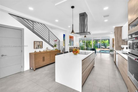 Townhouse in Miami, Florida 3 bedrooms, 264.77 sq.m. № 1956949 - photo 14