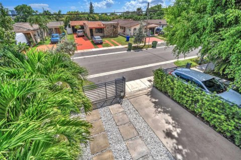 Townhouse in Miami, Florida 3 bedrooms, 264.77 sq.m. № 1956949 - photo 29