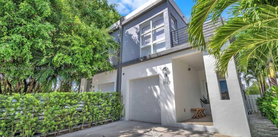 Townhouse in Miami, Florida 3 bedrooms, 264.77 sq.m. № 1956949