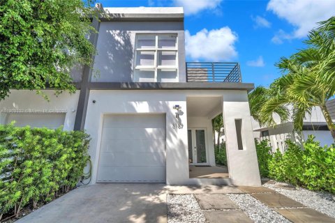 Townhouse in Miami, Florida 3 bedrooms, 264.77 sq.m. № 1956949 - photo 2