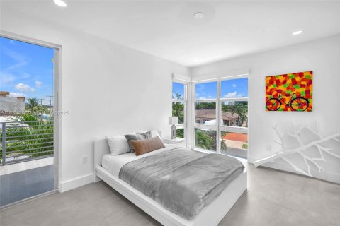 Townhouse in Miami, Florida 3 bedrooms, 264.77 sq.m. № 1956949 - photo 25