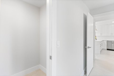 Condo in Lake Worth, Florida, 2 bedrooms  № 1121042 - photo 1