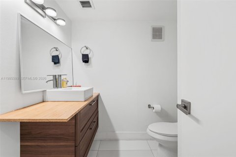 Condo in Miami Beach, Florida, 2 bedrooms  № 2255047 - photo 18