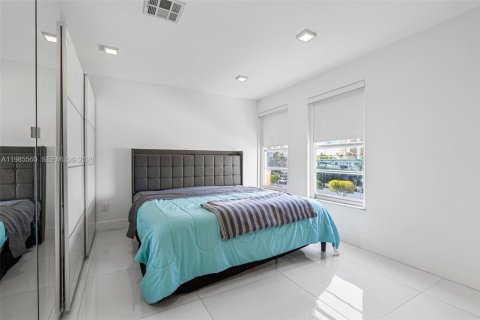 Condo in Miami Beach, Florida, 2 bedrooms  № 2255047 - photo 13