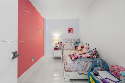 Condo in Miami Beach, Florida, 2 bedrooms  № 2255047 - photo 17