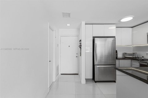 Condo in Miami Beach, Florida, 2 bedrooms  № 2255047 - photo 5