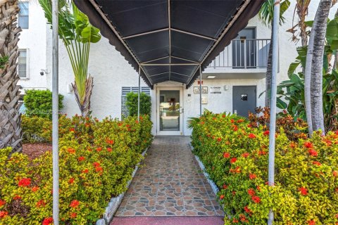Condo in Miami Beach, Florida, 2 bedrooms  № 2255047 - photo 22