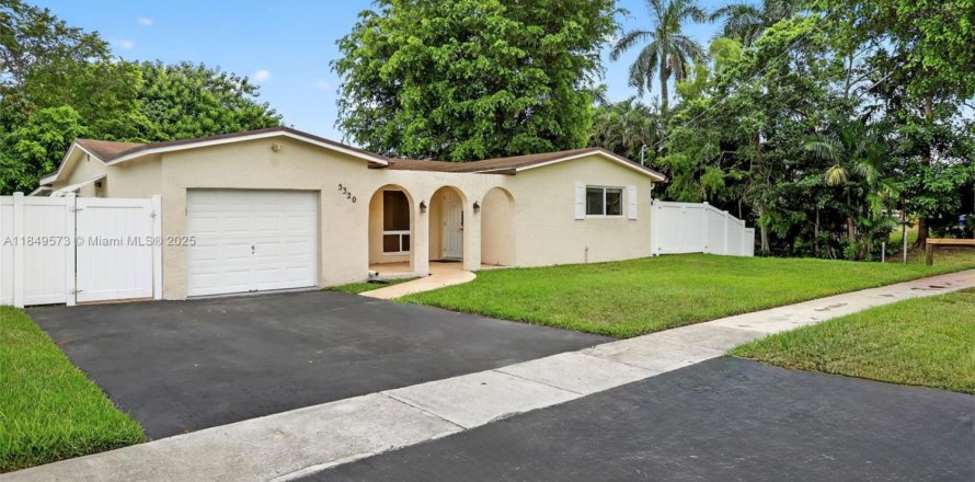 Casa en Cooper City, Florida 3 dormitorios, 153.75 m2 № 1872582