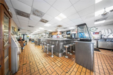 Propiedad comercial en venta en Hialeah, Florida № 2154098 - foto 20