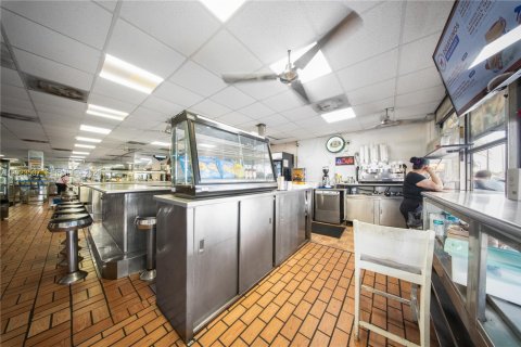Propiedad comercial en venta en Hialeah, Florida № 2154098 - foto 19