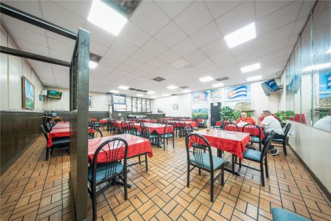Propiedad comercial en venta en Hialeah, Florida № 2154098 - foto 26