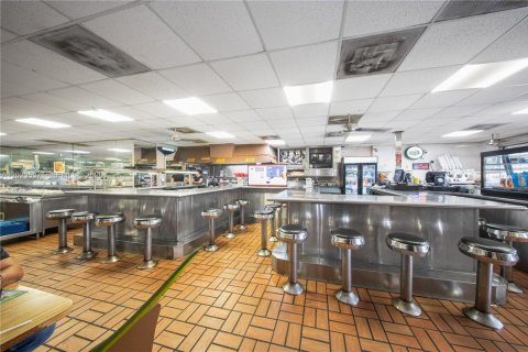 Propiedad comercial en venta en Hialeah, Florida № 2154098 - foto 21