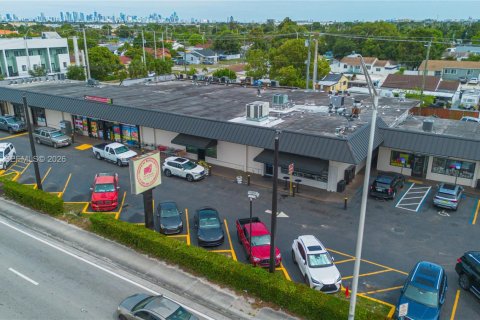 Propiedad comercial en venta en Hialeah, Florida № 2154098 - foto 1