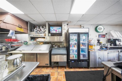 Propiedad comercial en venta en Hialeah, Florida № 2154098 - foto 14