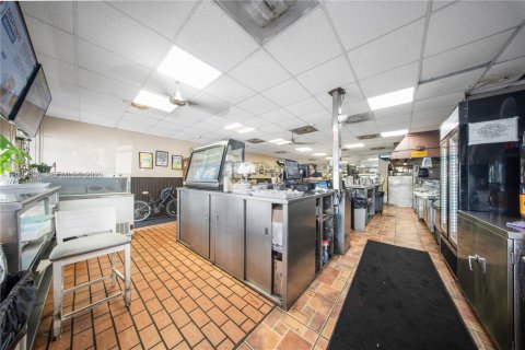 Propiedad comercial en venta en Hialeah, Florida № 2154098 - foto 12