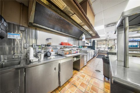 Propiedad comercial en venta en Hialeah, Florida № 2154098 - foto 17