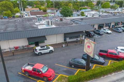 Propiedad comercial en venta en Hialeah, Florida № 2154098 - foto 6