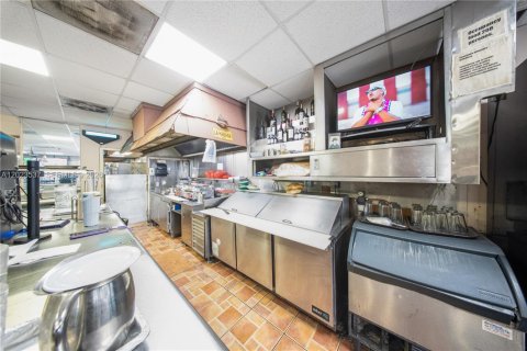 Propiedad comercial en venta en Hialeah, Florida № 2154098 - foto 15