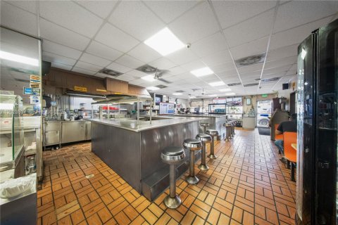 Propiedad comercial en venta en Hialeah, Florida № 2154098 - foto 18