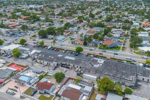Propiedad comercial en venta en Hialeah, Florida № 2154098 - foto 4